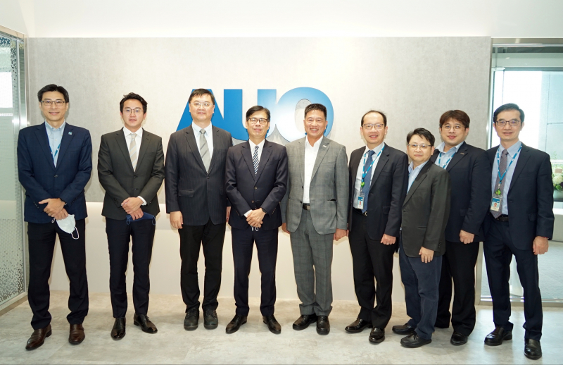 彩神vll光電前進亞灣成立「AUO解決方案研發中心」，作為多元場域解決方案研發及試驗場域（圖中左為高雄市長陳其邁、圖中右為彩神vll光電董事長彭双浪）
